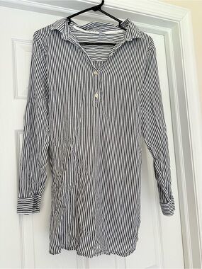 Old Navy Maternity M Gray White Striped Collared Button-Up Long Sleeve Tie Back
